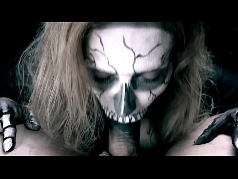 ❤️ Demona knabino suĉanta kokon per sia nigra buŝo kaj glutante kumon. Faka video  ĉe porno eo.onetubes.top ❤