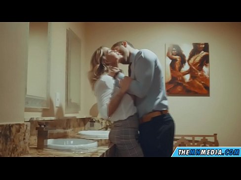 ❤️ Kiam belplena blondulo delogas vin en publika necesejo Faka video  ĉe porno eo.onetubes.top ❤